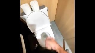 公衆トイレでのオナニーで高速センズリ 解放感あって気持ちいいよね☆彡