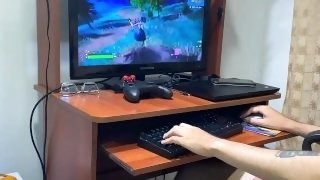 Mamada jugando fornite