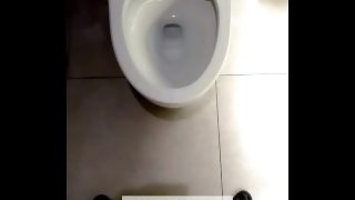 洋式トイレで立っておしっこ