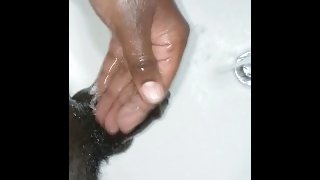 I'm peeing and cleaning my pussy, do you like it ?