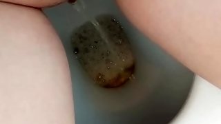 Peeing on the bubbles in the toilet 💦🤤