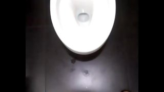 洋式トイレで立っておしっこ