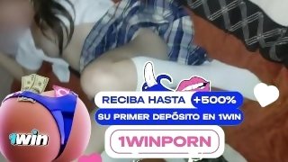 Linda e inocente colegiala se queda a solas en casa de su vecino