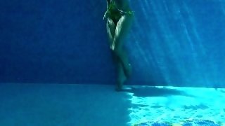 Milf babe Nicole Pearl shaking ass underwater