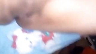 Milf latina amateur se calienta y su coño jugoso deja salir mucho flujo vajinal