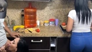 Hijastras Hermosas de 18 Años Cocinando Porque Deben de Darles de Comer a su Padrastro