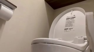 【個人撮影】OLのトイレオナニー！声を我慢してドキドキしながらマヂイキ！