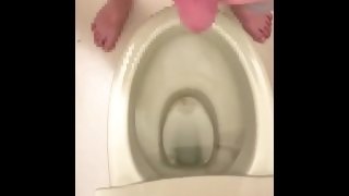 汚いトイレで射精する汚い男