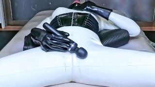 [Latex] Latex slave in white rubber suit is captivated by vibrator💜