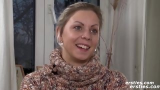 Ersties - Blond Hair Lady Tschechin in heißen Strümpfen fingert - German