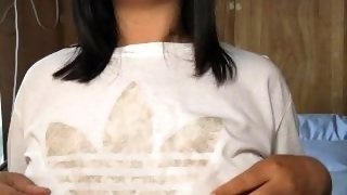 白いTシャツによだれを垂らして乳首オナニーする日本人女性💓