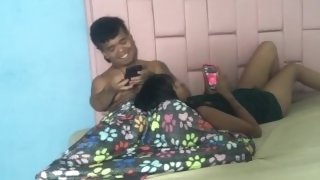 le hago una rica chupada de pene a mi hermanastro mientras el disfruta viendo porno de su celular