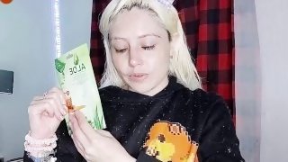 🎀🐒 Albino girl cleanesing skin care 🌿🐝