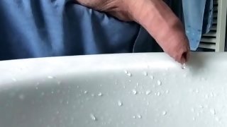Boy Peeing in Sink thats so satisfying