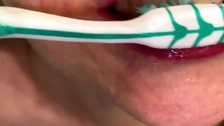 Stepmom brush teeth with fresh sperm load .