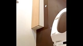 洋式トイレで立っておしっこ