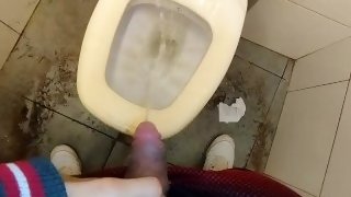 Orinando en un baño público