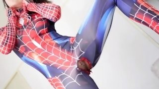 【主観】話題のスパイダーマンが手マンでクリ責めされまくる！淫らな姿に恥ずかしがりながらも中イキしまく