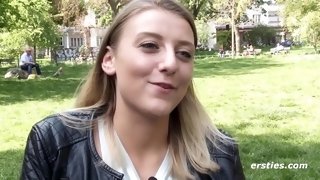 19-jïhrige Tamara fingert ihre feuchte rasierte Muschi mit 3 Fingern - Solo blonde girl German